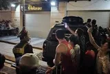 Hiện trường quanh nhà Huấn Hoa Hồng biến thành "sân khấu livestream", hàng trăm người kéo đến theo dõi xuyên đêm