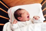 Bé cứ tối đến là khóc ngằn ngặt, cha mẹ nên kiểm tra 5 điều này trước khi nghĩ con “phải vía”