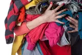 Quần áo lâu khô sau mưa: Đừng vội cho cả mẻ vào máy giặt
