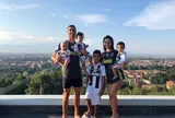 Các con Ronaldo vô tư chơi bên tủ túi Hermès đắt đỏ của mẹ
