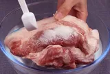 Ngâm thịt nước muối: Pha sai tỷ lệ có thể khiến thịt khô và mặn