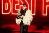 Lisa vừa lập kỷ lục ở VMAs, một chàng trai bất ngờ xuất hiện phía sau sân khấu
