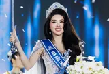 Điều đặc biệt Hoa hậu Phan Phương Oanh và Á hậu Lê Thu Trà vừa cùng nhau ký tên khiến nhiều người xúc động
