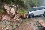 Tảng đá bất ngờ lao xuống quốc lộ 279D, một người bị thương
