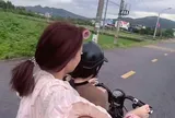 Thản nhiên dùng chân lái xe máy điện, nữ sinh lớp 9 bị lập biên bản