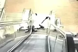 Vụ người đàn ông thiệt mạng sau khi mắc kẹt vào thang cuốn: Camera ghi lại cảnh gây phẫn nộ