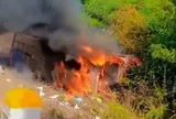 Hai xe buýt đấu đầu cháy rụi, ít nhất 5 người thiệt mạng: Camera ghi lại phút ám ảnh