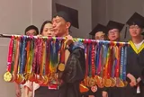 Nam sinh mang đòn gánh gánh 70 huy chương lên bục nhận bằng tốt nghiệp: Sự thật rơi nước mắt