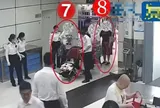 Thấy kiều nữ bước đi bất thường, hải quan vén váy kiểm tra và tá hỏa với bí mật quấn quanh đùi