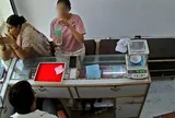 Cô gái nguy kịch sau khi uống nước trong chai kín: Camera "vạch trần" tội ác