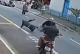 Cướp túi xách táo tợn giữa phố, tên trộm nhận ngay "cái kết đắng" chỉ vì một cái thò chân