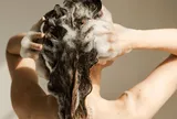 Lén tráo kem tẩy lông vào dầu gội của bạn gái cũ để trả thù cho "bõ ghét"