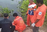 Tá hỏa vớt túi ni lông bị bầy cá bâu kín dưới sông, người đàn ông bủn rủn chân tay với cảnh tượng bên trong