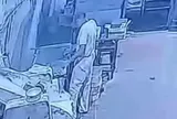 Thò tay vào máy trộn bột đang hoạt động, nam công nhân bị cuốn tử vong: Camera ghi lại cảnh kinh hãi
