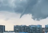 Bí ẩn "cột chống trời" khổng lồ xoay tít giữa mây dông rồi biến mất không dấu vết