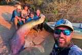Nghẹt thở giây phút "thủy quái" 200kg kéo phăng thuyền kayak, 5 người đàn ông vật lộn mới lôi nổi lên bờ