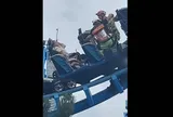 Tàu lượn siêu tốc đột ngột "tê liệt", 27 hành khách lơ lửng suốt 3 giờ ở độ cao 15 mét