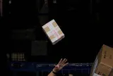 Ném gói hàng từ tầng 5 cho shipper, thiếu nữ lao thẳng xuống đất tử vong