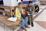 Cụ bà 66 tuổi lặn lội đến sân bay tìm bạn trai phi công và câu nói của nhân viên khiến bà "chết lặng"