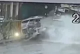 Dừng đỗ xe bên đường vì mưa ngập, tài xế xe 3 bánh tử vong thương tâm sau cú tông hất văng lên không trung
