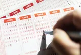 Dò vé số tưởng chỉ ẵm giải 6 an ủi, người đàn ông "sốc lịm" khi phát hiện trúng 41,5 tỷ đồng