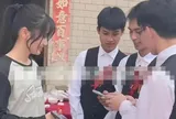Không hở hang lộng lẫy, cô gái vẫn khiến 3 phù rể "điên đảo" theo đuổi, lý do thực sự khiến nhiều người giật mình