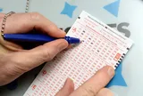 Trúng độc đắc 11 tỷ đồng, người phụ nữ bất ngờ xé nát từng tờ tiền rồi xả thẳng xuống bồn cầu vì một lá thư