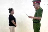 Giấu "đặc sản quý tộc" trong người, cô gái trẻ bị cảnh sát bắt quả tang