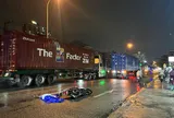 Bi kịch trên đường về sau đám tang: Người vợ tử vong dưới bánh container