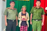 Người phụ nữ Quảng Ngãi vỡ òa hạnh phúc nhận lại "gia tài" đánh rơi chỉ sau 12 giờ trình báo