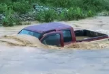 Video: Khoảnh khắc tài xế thoát khỏi xe bán tải trong tích tắc trước khi bị lũ cuốn