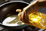 Dùng dầu thực vật để nấu ăn, nếu sai cách chẳng khác gì đưa chất độc vào cơ thể 