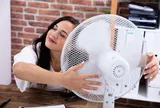 Vừa đi nắng về đã bật quạt, điều hòa thổi thẳng vào mặt: Thói quen giải nhiệt tiềm ẩn nguy cơ liệt mặt