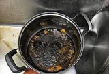 Nhiều người chà mãi không sạch đáy nồi cháy đen, bí quyết lại nằm ngay trong căn bếp