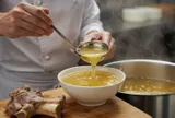 Đầu bếp tiết lộ bí quyết hầm xương trong veo, ngọt thanh: Chỉ cần thêm 3 gia vị quen thuộc