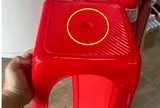 Vì sao ghế nhựa luôn có một lỗ tròn ở giữa? Hóa ra không phải chi tiết thừa mà có tới 4 công dụng bất ngờ
