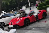 Ferrari 14 tỷ bị 4 đứa trẻ leo lên làm cầu trượt, chủ xe nói một câu gây tranh luận