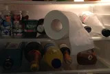 Vì sao nên bỏ một cuộn giấy vào tủ lạnh?