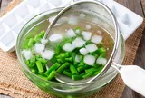Đừng chỉ dùng đá viên để làm mát nước uống: 5 mẹo nấu ăn cực hay giúp món nào cũng ngon hơn