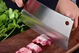 Vì sao trên thân con dao lại có lỗ tròn?