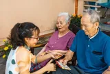 Chồng kiếm 200 triệu đồng mỗi tháng, vợ vẫn chỉ biếu bố mẹ chồng 2 triệu: Có quá tính toán?