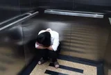 Nếu thang máy mất điện khi đang ở bên trong, điều gì sẽ xảy ra?