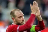 Christian Eriksen lại đổ gục trên sân, cả thế giới bóng đá hướng về anh