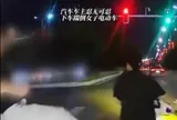 Bất mãn vì bị nháy đèn, thai phụ tạt đầu ô tô và cái kết