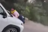 Vợ bám nắp capo suốt 1km khi chồng chở nhân tình nhấn ga tháo chạy