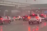Đang lưu thông trên cao tốc, tài xế ngỡ ngàng thấy ô tô phía trước bị... gió lốc "bốc" lên khỏi mặt đất