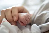 Bệnh viện kết luận bé trai 1 tháng tuổi đã tử vong, 2 giờ sau bất ngờ sống lại trong túi đựng thi thể