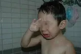 Bé trai 2 tuổi cứ đến giờ tắm là khóc thét, bác sĩ không tìm ra bệnh: Lời thú nhận của bà nội hé lộ sự thật khiến cả nhà bàng hoàng