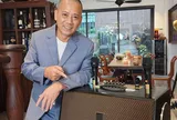 Bất ngờ nam nghệ sĩ đình đám kinh doanh bán loa đài ở đường Kim Giang, Hà Nội
