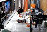 Camera phòng khách ghi lại cảnh gần gũi của cặp vợ chồng trẻ, cậu con trai tiểu học chứng kiến tận mắt